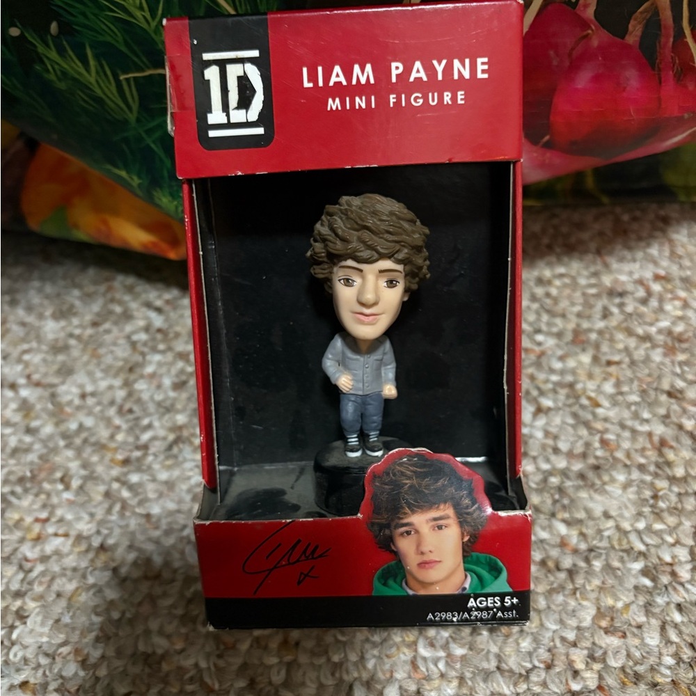 One Direction Mini Figure Set - Picture 3 of 6